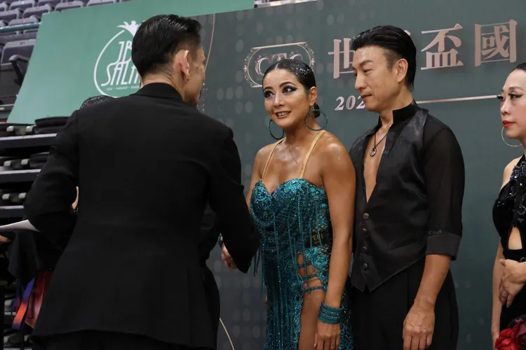 評審讚美胡凱欣（左二）和Alan舞姿。