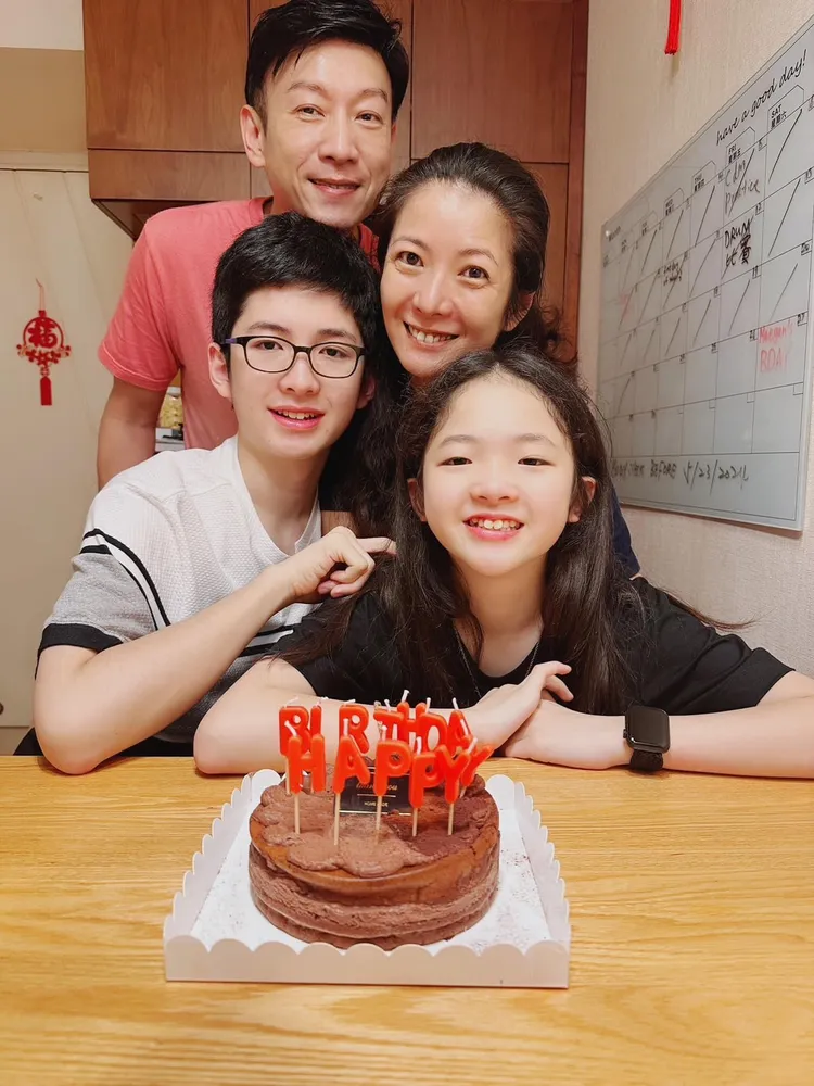 Alan（上）和胡凱欣孩子們相處融洽。胡凱欣提供