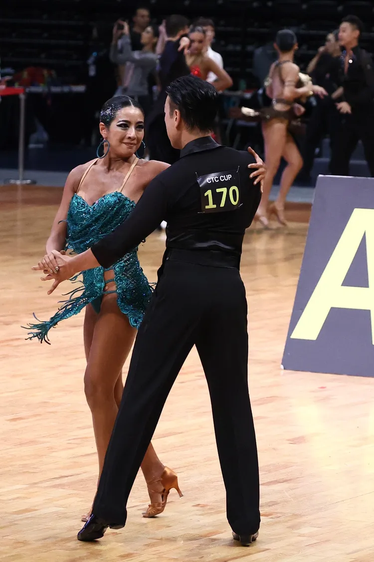 胡凱欣（左）在Alan帶領下火辣熱舞。