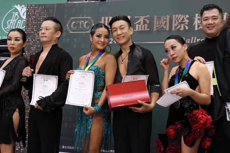 胡凱欣（左三）和身邊老公在壯年組。