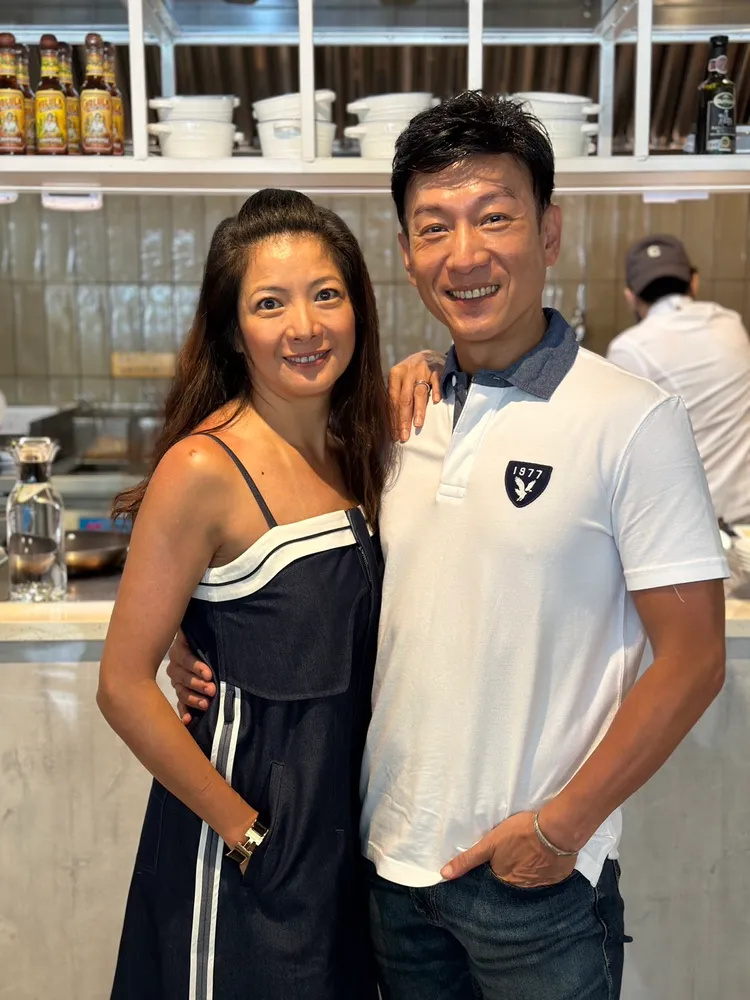 胡凱欣（左）第一次帶老公來台。趙大智攝