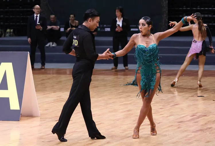 胡凱欣（右）表情逗趣。