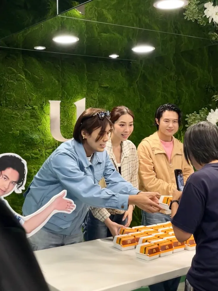 告五人今天下午將在台北發放漢堡。讀者提供