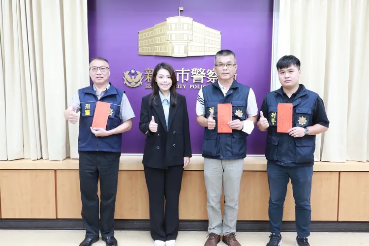 高虹安頒發破案獎金。新竹市警局提供