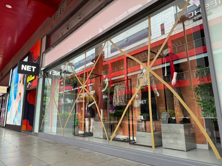 北市信義區的百貨公司都做好防颱準備。彭欣偉攝