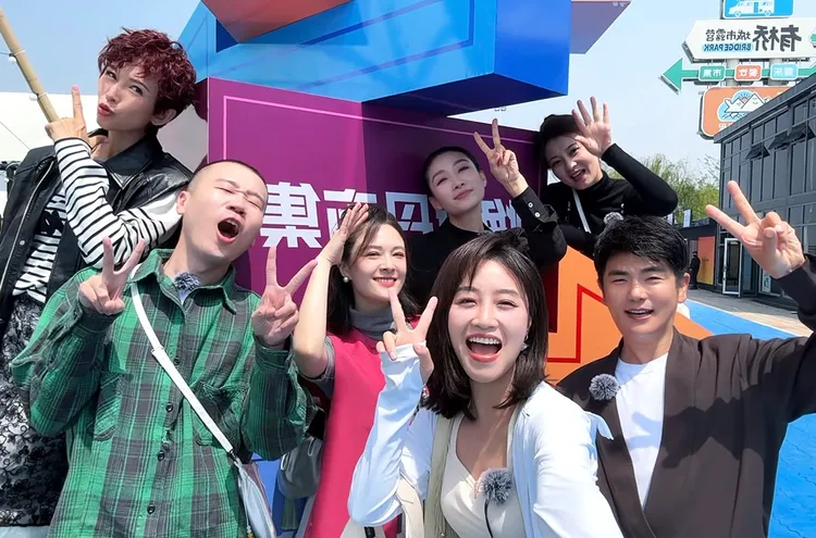 蔡少芬（左起）、楊九郎、陳思斯、陶昕然、藍盈瑩、斓曦、張曉龍在《煥新環遊傳》再聚首。星之傳媒提供