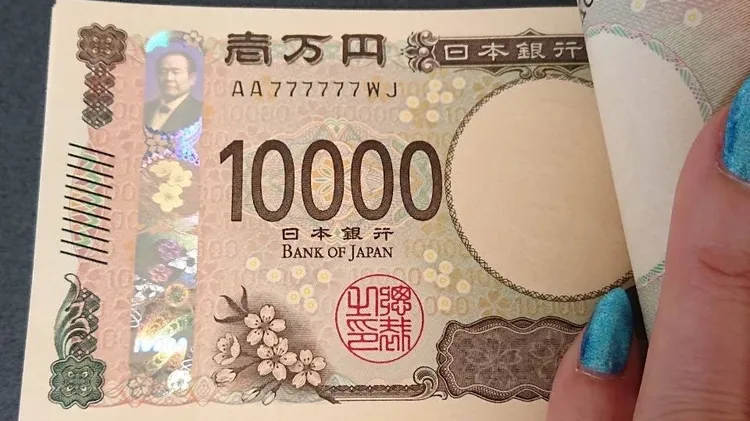 日本網友的義母（岳母）換到了號碼是AA777777的萬元新鈔。翻攝X@ockbone