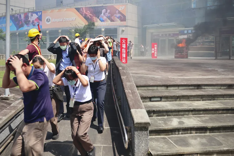 萬安演習模擬南港車站遭飛彈攻擊，演練疏散災民中。資料照片