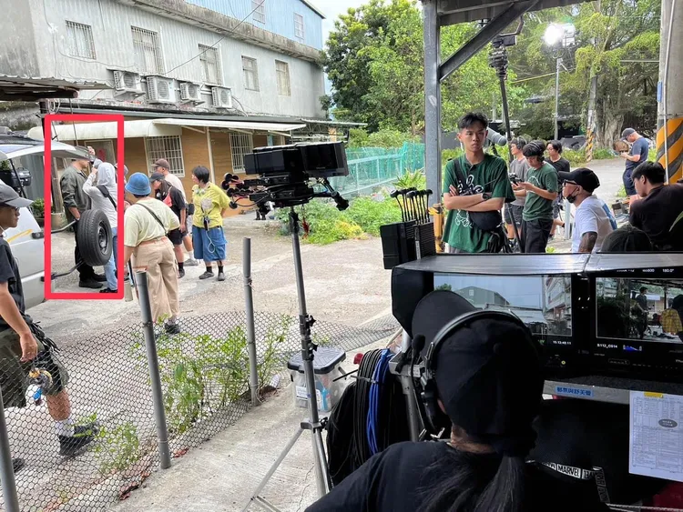 張孝全(紅框處）今天第一天上工。翻攝時創影業臉書