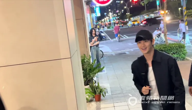 面對鼎泰豐排隊粉絲，金秀賢充滿笑容準備走進鼎泰豐享用美食。特勤中心攝