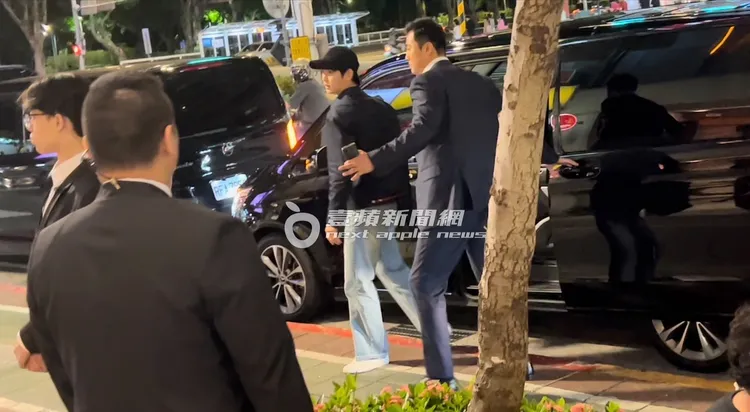 金秀賢在保鑣的維護下下車。特勤中心攝