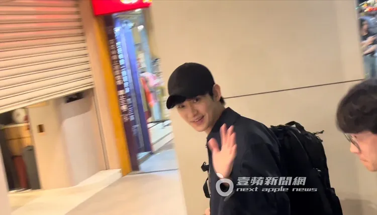 金秀賢突然現身揮手，路邊民眾紛紛驚訝歡呼，感到非常開心。特勤中心攝