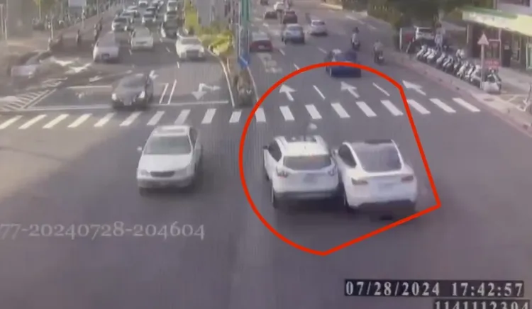 特斯拉(右)開自動駕駛與福特休旅車(左)發生碰撞。翻攝畫面