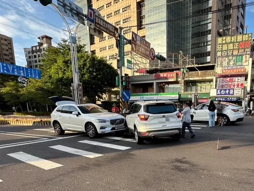 特斯拉「自駕」撞車害失控 直直衝畫面曝光!對向1車衰遭波及
