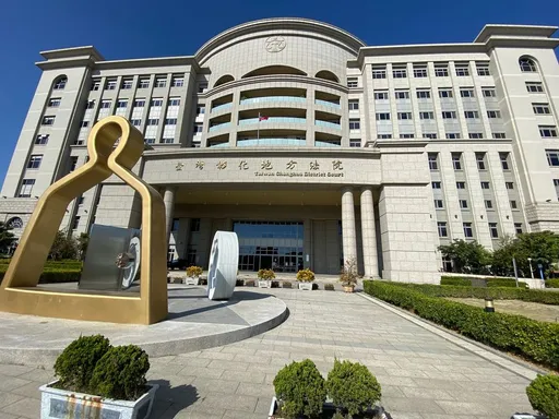 性侵猥亵8国中少女!彰化狼师一审重判这么多年