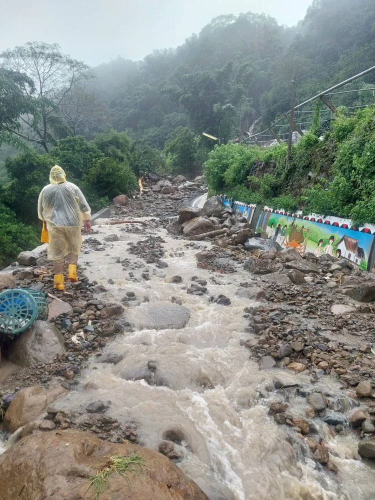 信義鄉發生多處土石流災情。全志堅提供