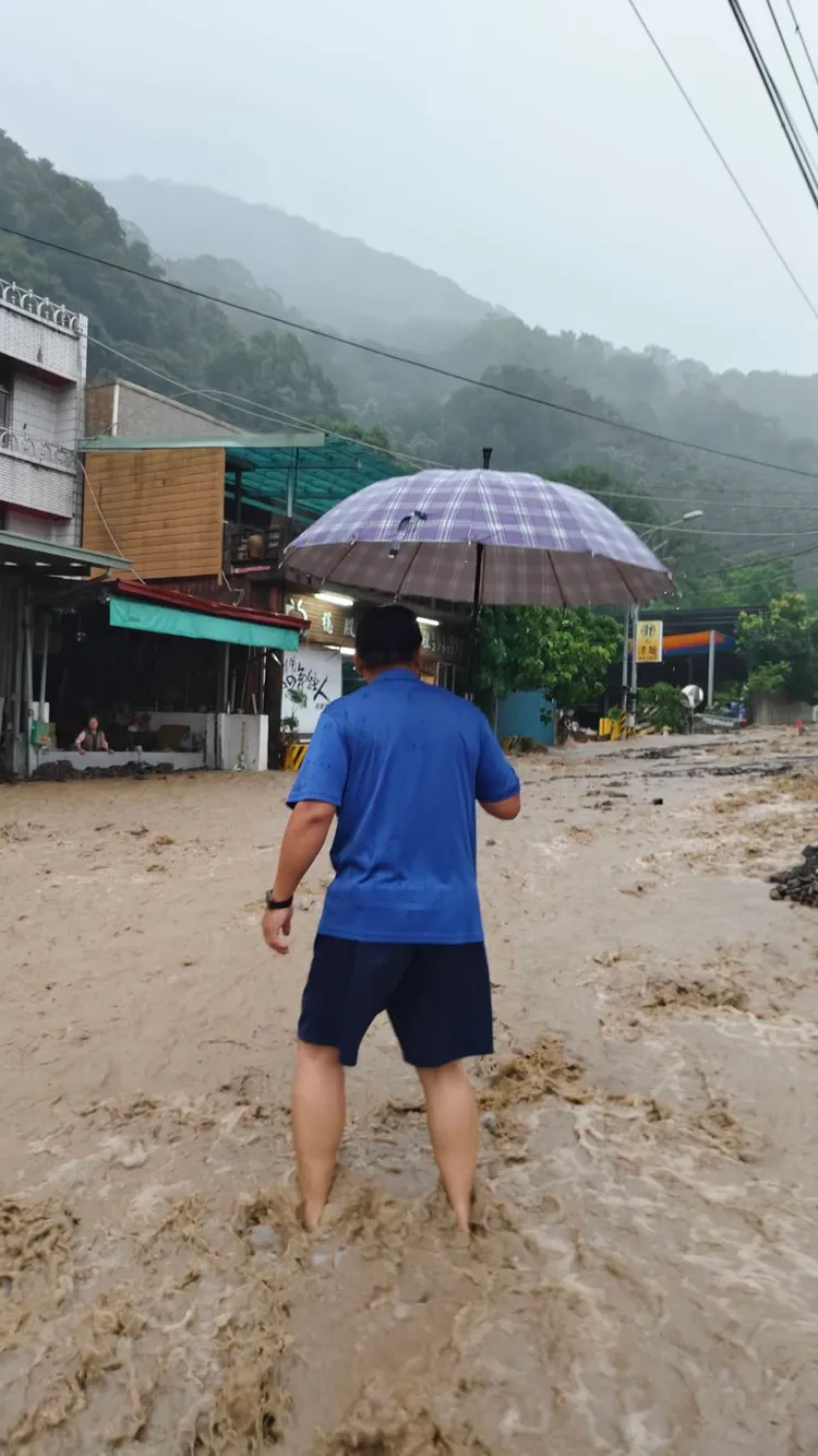 信義鄉道路滿是泥濘。民眾提供