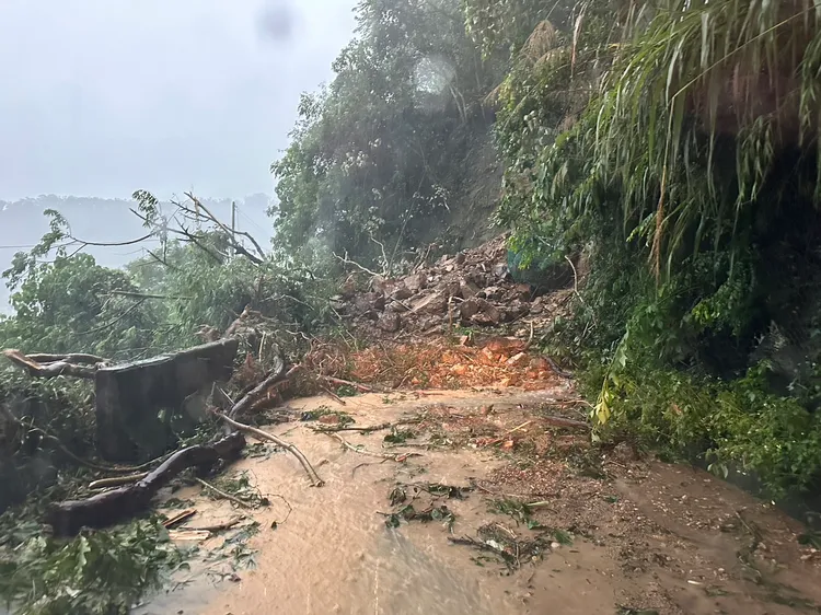 信義鄉道路坍方。全志堅提供