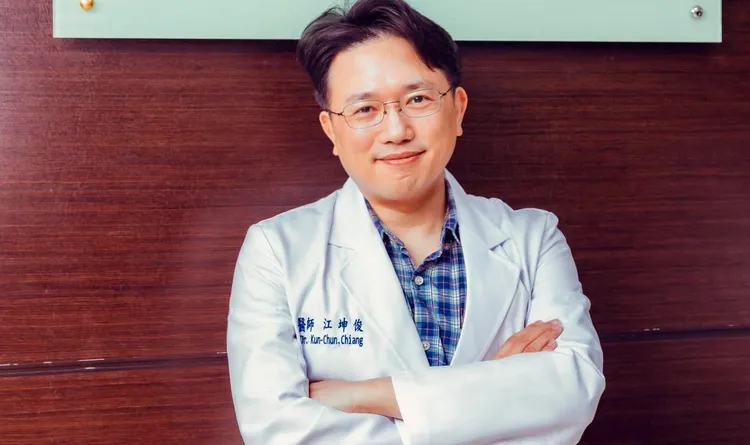 江坤俊遭踢爆不倫護理師，後續恐讓代言廠商集體求償。翻攝江坤俊臉書