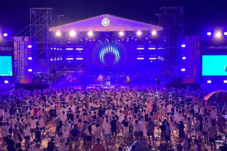 貢寮國際海洋音樂祭現場吸引大批人潮湧入。觀光局提供