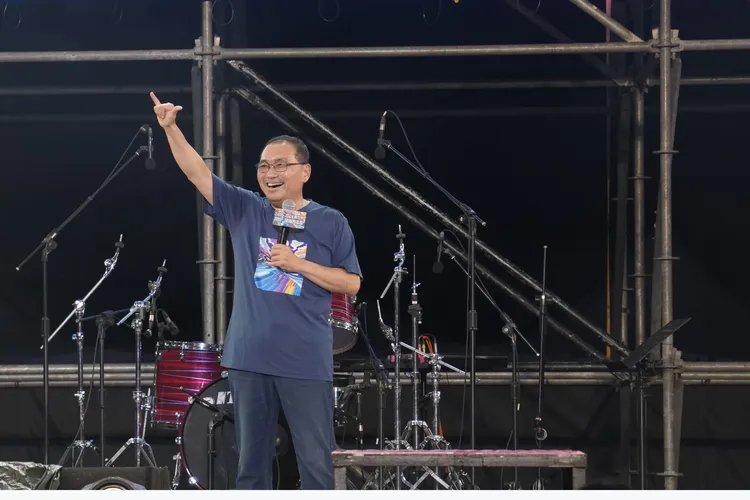 新北市市長侯友宜親臨貢寮國際海洋音樂祭活動現場為海洋大賞得主頒獎。觀光局提供