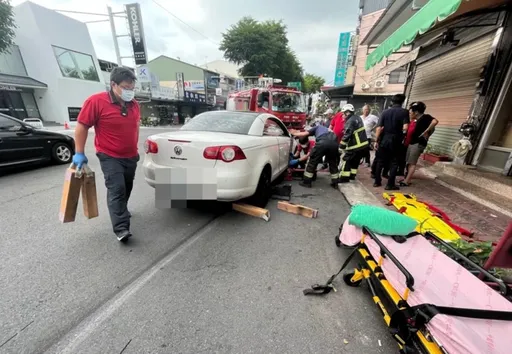 駭人！白色轎車突暴衝　前方機車宛如保齡球瓶倒一地　騎士卡車底拖50公尺滿身傷