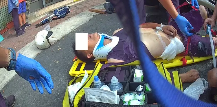 機車騎士被拖行數公尺，救出時滿身是傷。翻攝照片