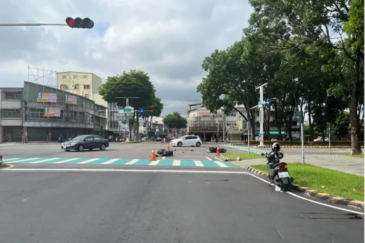 轎車失控衝撞前方停等紅燈的汽機車，現場一片狼藉。翻攝照片