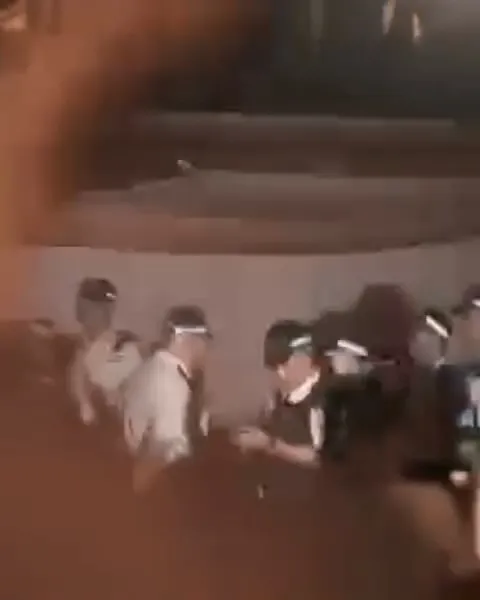 何韻詩結束音樂會離開時，仍有多位警員在場。翻攝mountzerobooks IG