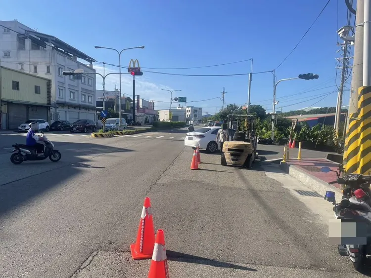 堆高機屬動力機械，未申請臨時通行證不得上路。民眾提供