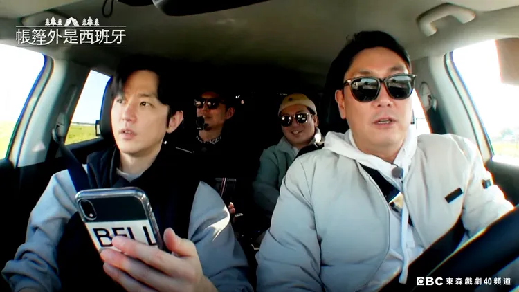 趙震雄（前排右）曾任駕駛兵，旅途中負責開車。東森電視提供