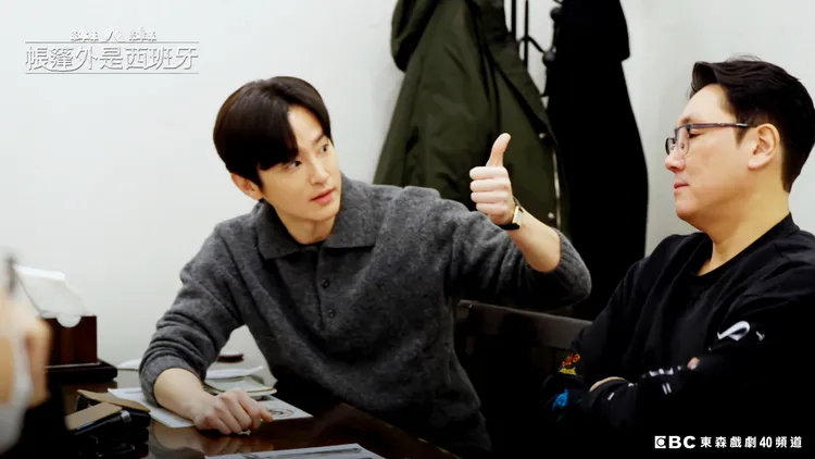 權律（左）、趙震雄互相鬥嘴。東森電視提供