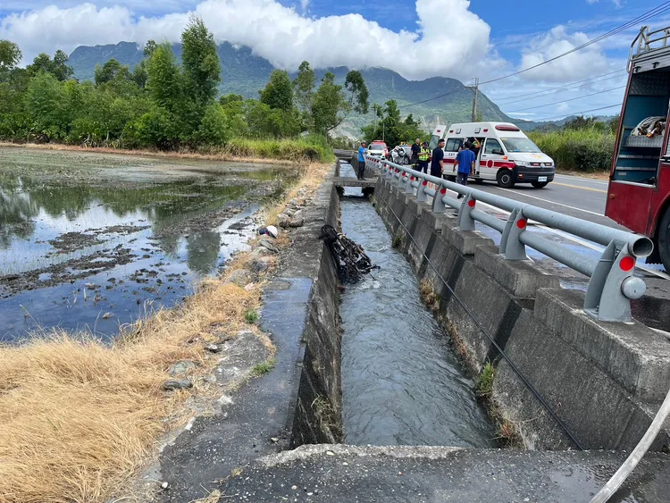 警消前往將燃燒的機車滅火並救出汪姓女騎士。警方提供