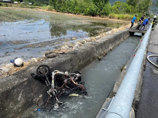 台東女子騎車衝入排水溝 機車起火燒毀人獲救幸運躲死劫
