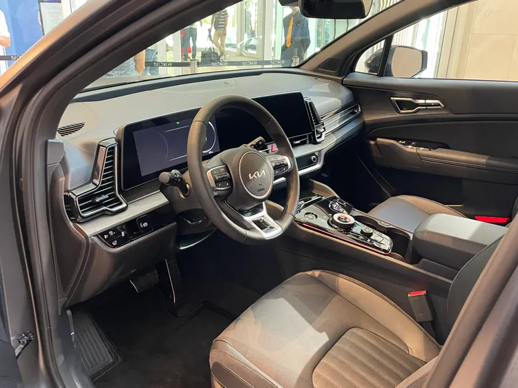 車艙整合同級唯一雙12.3吋全景曲面顯示螢幕與一鍵切換數位控制面板，透過一體成型的設計概念帶來人性化的感官享受。林浩昇攝