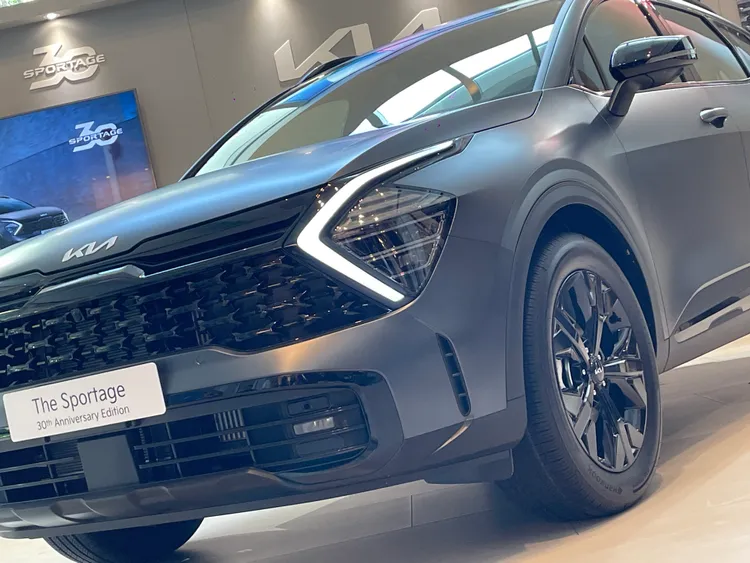 Sportage 30th Anniversary Edition亦標配X-line專屬黑化前下護板、X-line專屬黑化後下護板及X-line專屬19吋黑化鋁圈 / 車側飾板。林浩昇攝