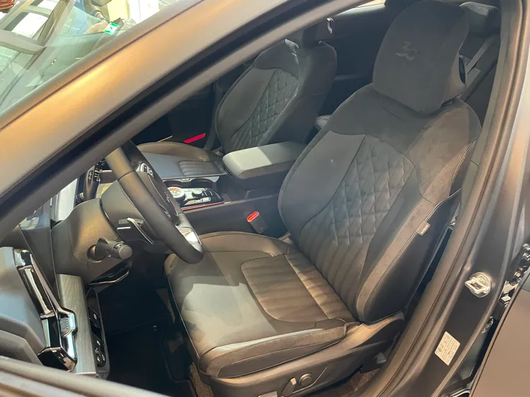 車內新增了燙印有「30th Anniversary」專屬徽飾的專屬麂皮複合材質座椅，大幅提升整體車艙氛圍與乘坐品質。林浩昇攝