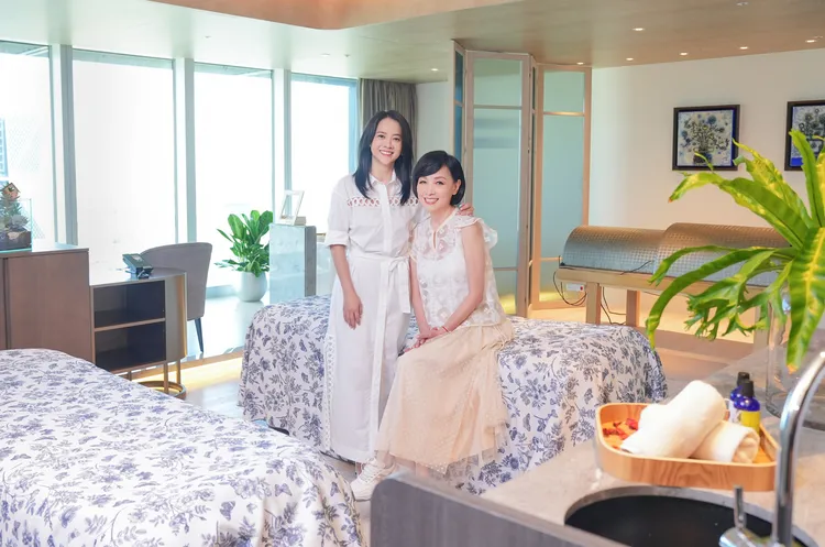 曾寶儀（左）與寶媽體驗SWISSPA在高雄承億酒店帶來的海洋療癒護膚SPA。品牌提供