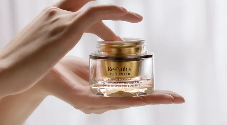 療程中使用到雅詩蘭黛頂奢白金級黑鑽松露系列單品。品牌提供