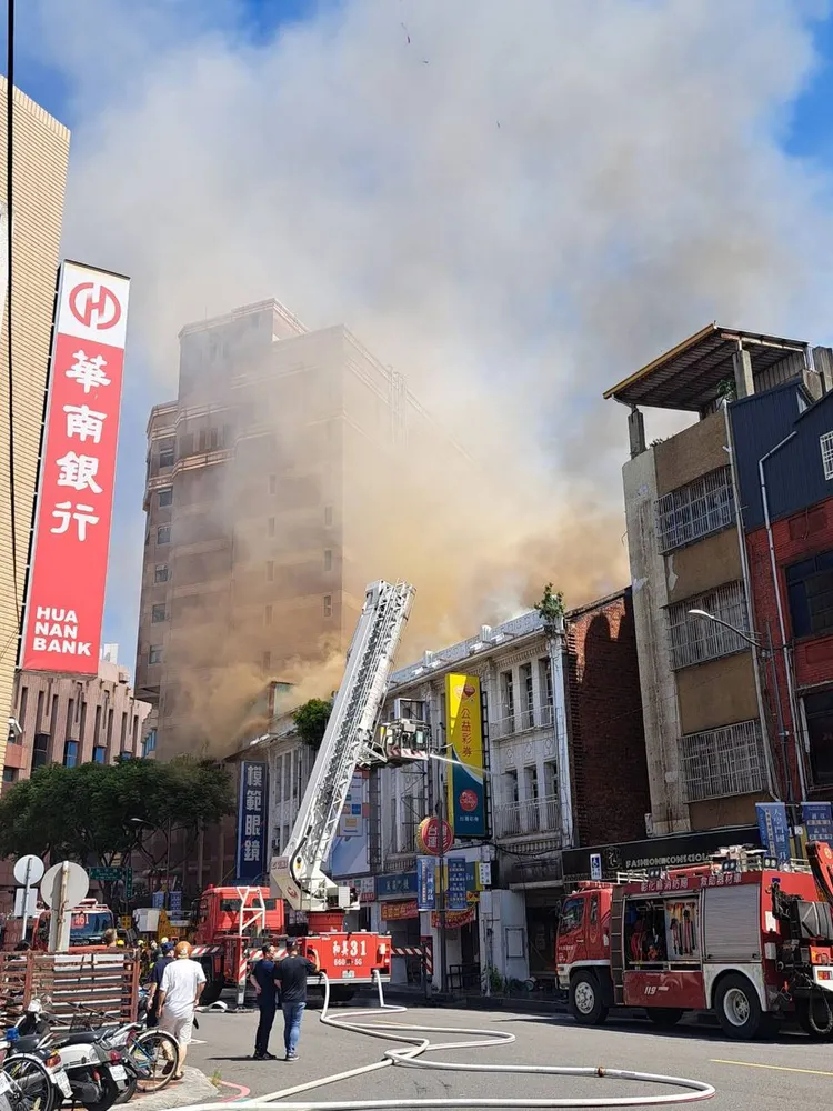 消防局出動雲梯車灌救。翻攝彰化踢爆網