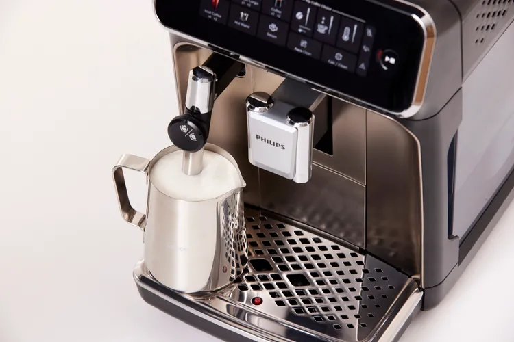 「飛利浦雙溫萃取義式咖啡機 EP3326」搭載經典蒸氣奶管，零技巧完成綿密奶泡！