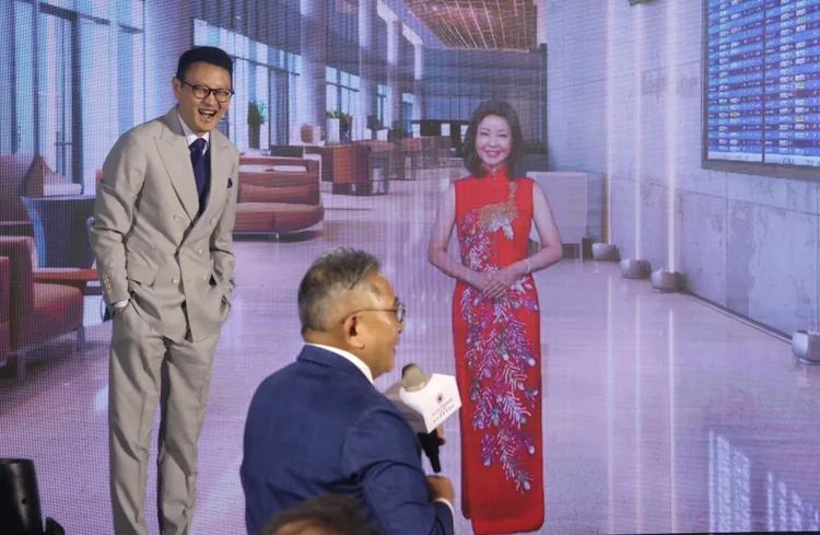 數字王國謝安（左起）、環亞集團創辦人宋海西 現場與虛擬人鄧麗君互動。彭欣偉攝