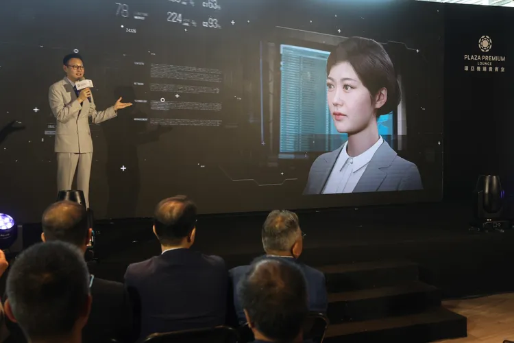 數字王國CEO謝安（左）多在耕耘好萊塢，跟環亞集團合作推出的虛擬人Yumi（右）。彭欣偉攝