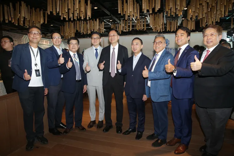 「旅者新境遇」發表會上，桃園市長張善政（左五）、數字王國執行長謝安（左四）、環亞集團創辦人兼執行長宋海西（右三），以及桃園國際機場股份有限公司董事長楊偉甫（左三）親臨現場並致辭。彭欣偉攝