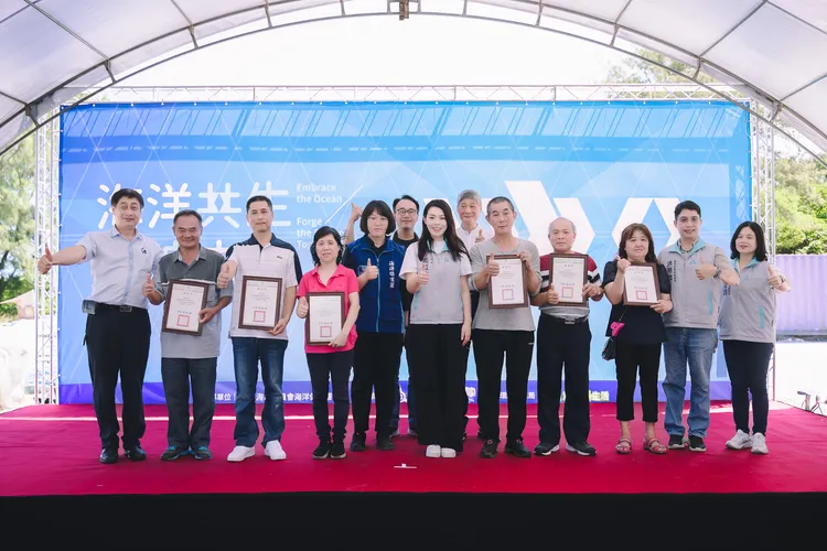 高虹安市長頒發感謝狀給予熱心漁民。新竹市府提供