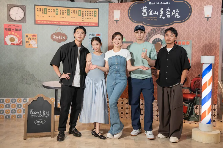 連晨翔（左起）、方志友、劉品言、章廣辰和楊銘威齊聚喝殺青酒。TVBS提供