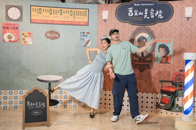 方志友（左）與章廣辰有不少親密互動，笑稱要跟劉品言、連晨翔比拚。TVBS提供