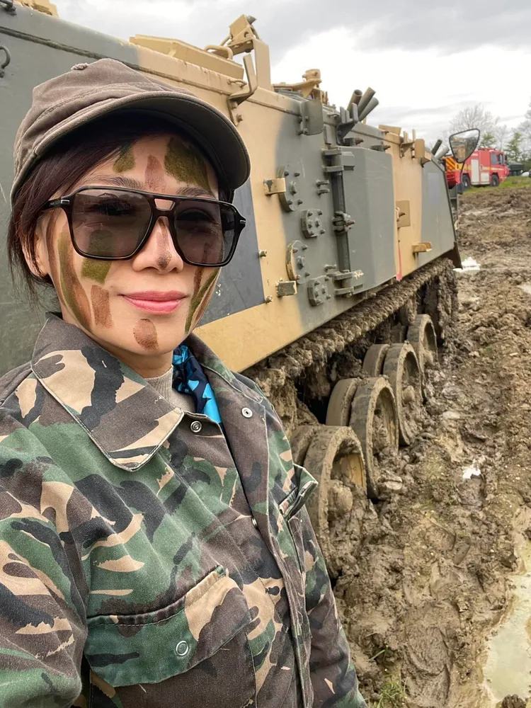 連靜雯到英國開坦克車、實彈射擊、組裝槍械。楠軒工作室提供