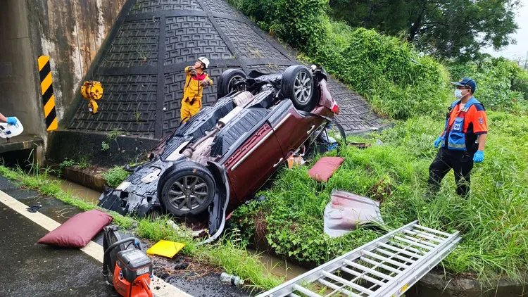 車輛四腳朝天父女2人一度受困，警消到場將人救出送醫。民眾提供