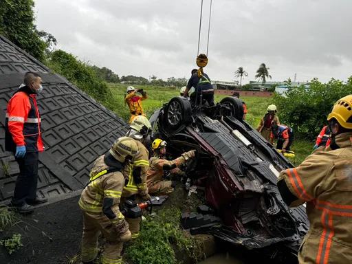 颱風天國道休旅車翻落邊坡四輪朝天 2人受困!女童嚇傻、駕駛父忍痛安撫